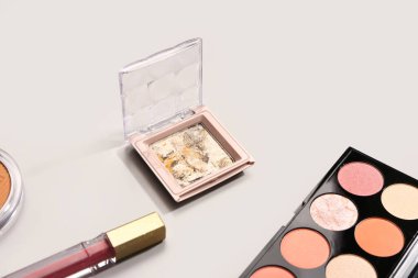 Gri arkaplanda farklı dekoratif kozmetik ürünler