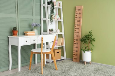 Rahat çalışma alanı ve ahşap stadyumu olan modern çocuk odası.