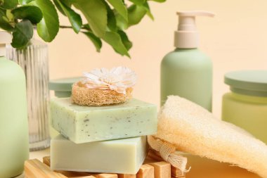 Renkli arka planda kozmetik ürünler ve banyo süngeri seti, yakın plan