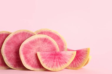 Pembe arka planda taze karpuz turpu dilimleri