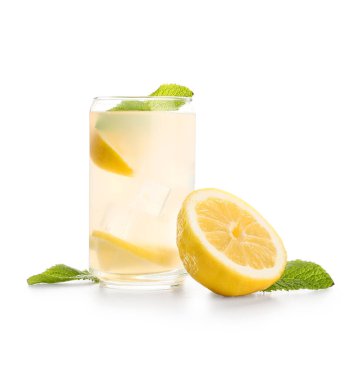 Beyaz arka planda naneli taze limonata.