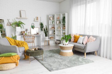 Büyülü özellikleri, kanepesi ve koltuğu olan bir cadı odası.