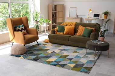 Modern oturma odasının içinde şık bir kanepe ve koltuk var.