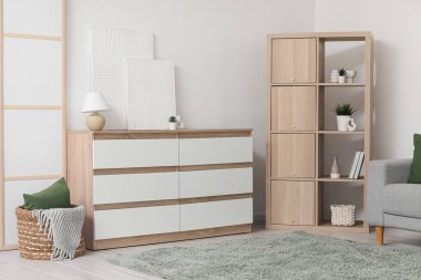 Çekmeceler ve raflar oturma odasının iç tarafında.