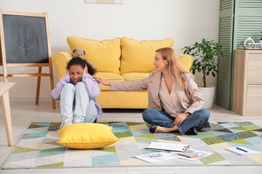 Ofiste stresli bir Afro-Amerikalı kızla çalışan kadın psikolog.