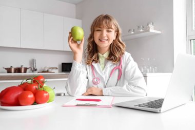 Mutfakta elmalı kadın beslenme uzmanı.