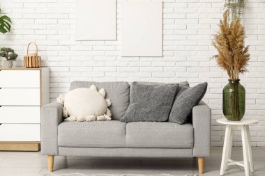 Oturma odasının iç tarafında rahat bir kanepe ve çekmeceler.