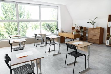 Sınav için hazırlanmış şık boş sınıfın içi