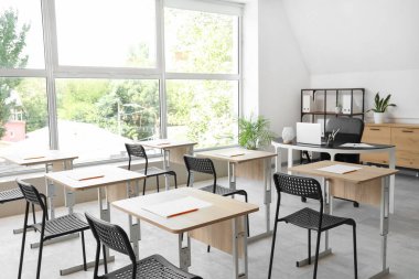 Okuldaki boş sınıflarda kağıtlar ve sandalyeler.