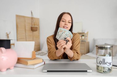 Evde eğitim için birikimleri olan genç bir kadın.