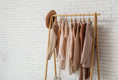 Odasında beyaz tuğla duvar ve şapkayla birlikte dizilin.