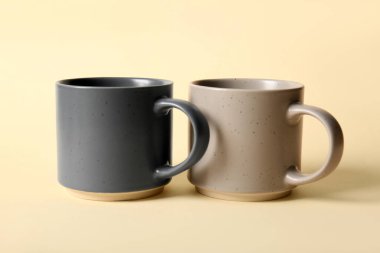 Renkli arkaplanda seramik bardaklar