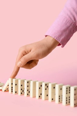 Pembe arka planda domino oynayan kadın, yakın plan.