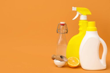 Sirke, kabartma tozu ve limon içeren temizlik malzemeleri seti.