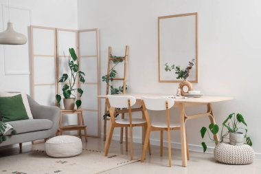 Yemek masası, katlanan ekran ve bitkilerle aydınlatma odasının içinde.