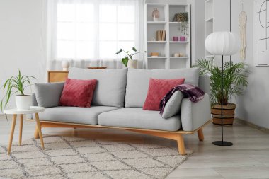 Rahat kanepesi ve çiçekleri olan şık bir aydınlatma odası.