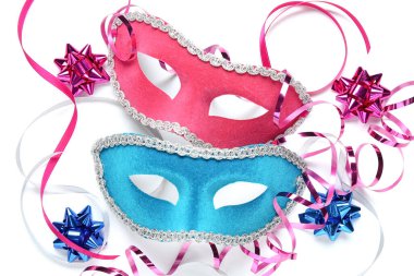 Farklı güzel karnaval maskeleri ve beyaz arka planda yılan.