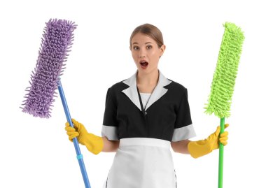 Beyaz arka planda paspasları olan sürpriz oda hizmetçisi.