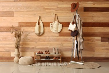 Koridorun içinde ayakkabılar duruyor ve asılıyor.