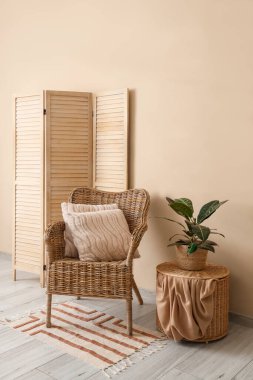 Hasır koltuklu, sepetli ve katlanır perdeli oturma odasının içi.