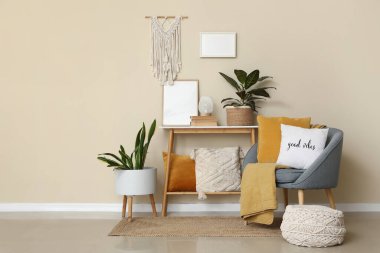 Gri koltuğu, masası ve çiçekleri olan şık bir oturma odası.