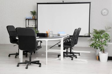 Modern ofiste masa, raf ve projektör ekranlı konferans salonunun içi