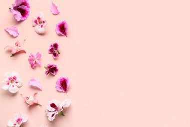 Pembe arka planda farklı, yenilebilir çiçekler.