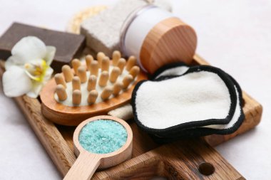 Hafif arkaplanda pamuk pedler ve banyo malzemeleri, yakın plan.