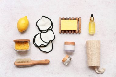 Hafif arkaplanda pamuk pedler, limon ve banyo malzemeleri