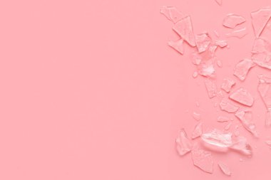 Pembe arka planda donmuş buz parçaları