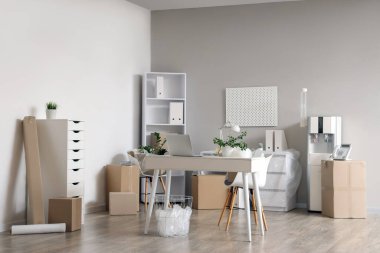 Taşınma gününde işyeri, su soğutucusu ve karton kutular ile ofis içi