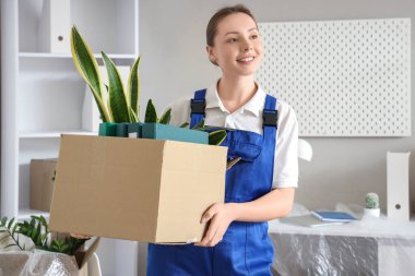 Taşındığı gün bir kutu eşyası olan kadın işçi.