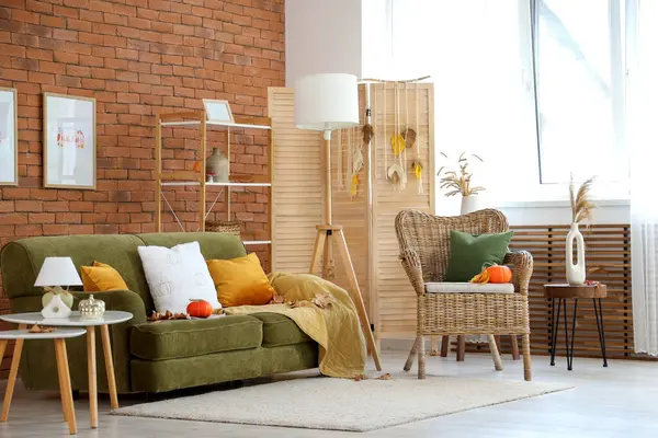 Sonbaharda oturma odasının içinde balkabaklı rahat bir kanepe ve koltuk.