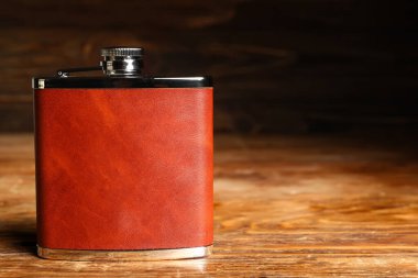 Ahşap arka planda yeni bir cep şişesi