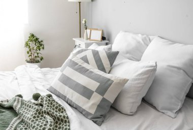 Yatak odasındaki rahat yastıklar.