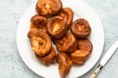 Hafif arka planda lezzetli Yorkshire pudingi tabağı