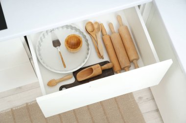 Mutfaktaki fırın için mutfak gereçleri.