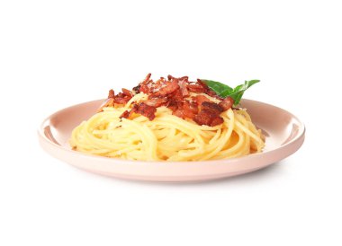 Beyaz arka planda lezzetli makarna tabağı.