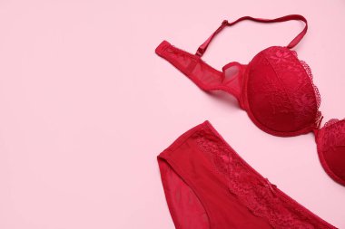 Pembe arka planda şık kadın iç çamaşırları