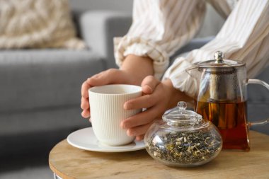 Sıcak çay evde, closeup olan kadın