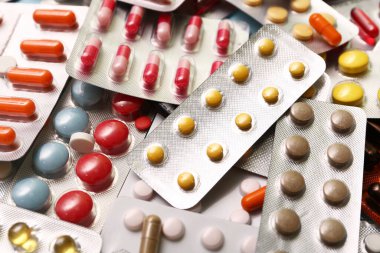 Arka plan olarak farklı haplar içeren kabarcık paketleri