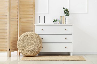 Klozette kablosuz ağ yönlendiricisi olan oturma odasının içi