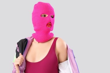 Gri arka planda kar maskeli güzel, şık bir kadın.