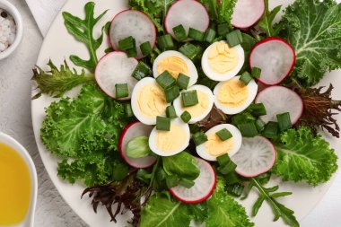 Taze sebzeli lezzetli salata ve haşlanmış bıldırcın yumurtası, yakın plan.