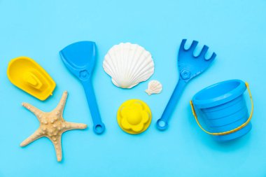 Mavi arka plandaki çocuklar için plaj oyuncakları. Üst görünüm