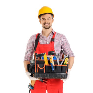 Beyaz arkaplanda alet çantası olan erkek teknisyen