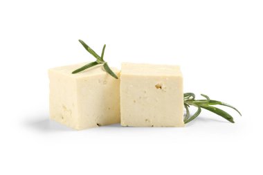 Beyaz arkaplanda izole edilmiş tofu peynirini kes, yakın plan