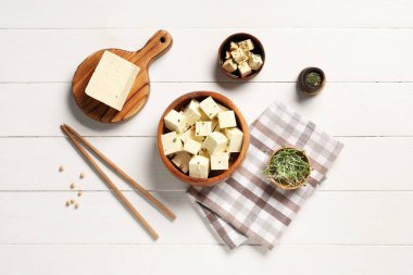Beyaz ahşap arka planda lezzetli tofu peyniri.