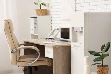 Modern su soğutucusu ve çalışma alanı olan ışık ofisinin içi