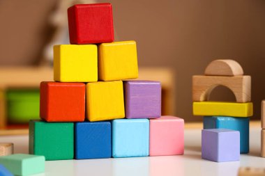 Çocuk odasındaki masada renkli küpler, yakın plan.